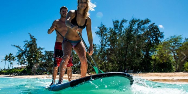 两个年轻人在sup板上